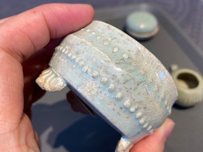 Zes stukken Chinees qingbai- en celadon-geglazuurd porselein, Song en later — foto 11