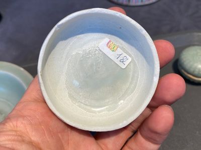 Zes stukken Chinees qingbai- en celadon-geglazuurd porselein, Song en later — foto 17