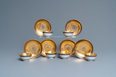 Zes zeldzame Chinese koppen en schotels met monogram op vergulde fondkleur, Yongzheng/Qianlong