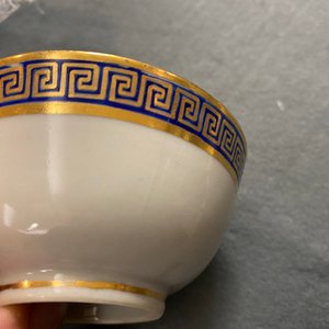 Zes zeldzame Chinese koppen en schotels met monogram op vergulde fondkleur, Yongzheng/Qianlong — foto 17