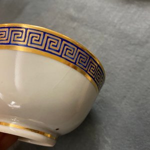 Zes zeldzame Chinese koppen en schotels met monogram op vergulde fondkleur, Yongzheng/Qianlong — foto 20