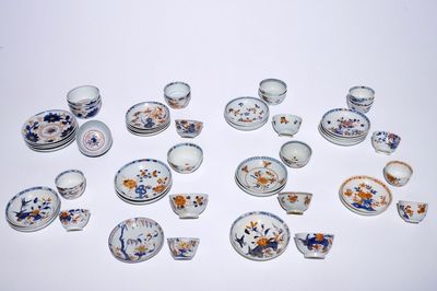 Zesentwintig Chinese Imari-stijl koppen en schotels, Kangxi/Qianlong