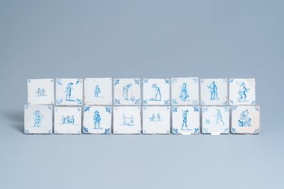 Zestien blauw-witte Delftse tegels met figuren, 17e eeuw