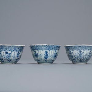 Zestien Chinese blauw-witte koppen en schotels, Kangxi — foto 31