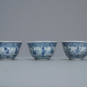 Zestien Chinese blauw-witte koppen en schotels, Kangxi — foto 32
