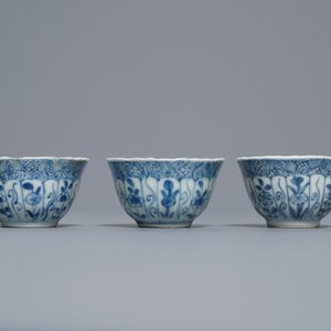 Zestien Chinese blauw-witte koppen en schotels, Kangxi — foto 33