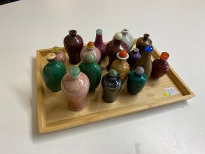 Zestien Chinese polychrome porseleinen snuifflessen en miniatuur vaasjes, 18/20e eeuw — foto 1