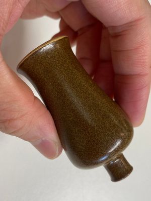 Zestien Chinese polychrome porseleinen snuifflessen en miniatuur vaasjes, 18/20e eeuw — foto 15