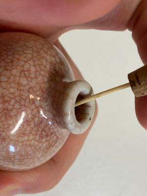 Zestien Chinese polychrome porseleinen snuifflessen en miniatuur vaasjes, 18/20e eeuw — foto 30