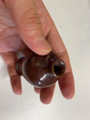Zestien Chinese polychrome porseleinen snuifflessen en miniatuur vaasjes, 18/20e eeuw — foto 34