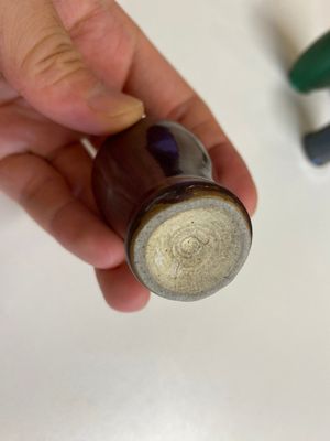 Zestien Chinese polychrome porseleinen snuifflessen en miniatuur vaasjes, 18/20e eeuw — foto 35
