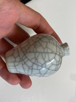 Zestien Chinese polychrome porseleinen snuifflessen en miniatuur vaasjes, 18/20e eeuw — foto 5