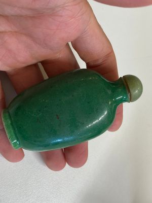 Zestien Chinese polychrome porseleinen snuifflessen en miniatuur vaasjes, 18/20e eeuw — foto 60