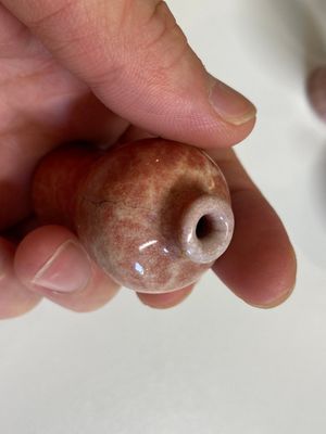 Zestien Chinese polychrome porseleinen snuifflessen en miniatuur vaasjes, 18/20e eeuw — foto 10