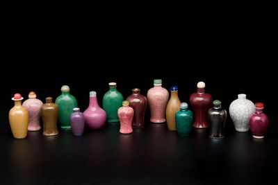 Zestien Chinese polychrome porseleinen snuifflessen en miniatuur vaasjes, 18/20e eeuw