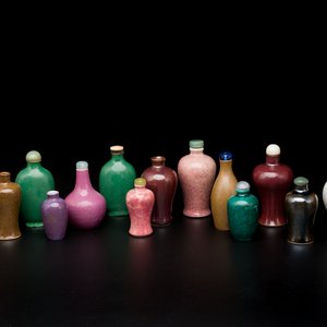 Zestien Chinese polychrome porseleinen snuifflessen en miniatuur vaasjes, 18/20e eeuw — foto 1