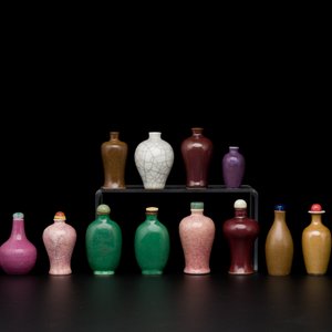 Zestien Chinese polychrome porseleinen snuifflessen en miniatuur vaasjes, 18/20e eeuw — foto 3
