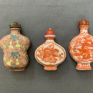 Zestien diverse Chinese porseleinen snuifflessen, 19/20e eeuw — foto 13