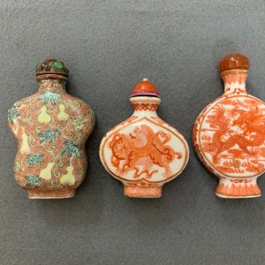 Zestien diverse Chinese porseleinen snuifflessen, 19/20e eeuw — foto 14