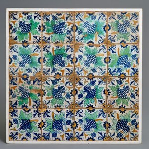 Zestien polychrome Delftse tegels met druiventrossen, 17e eeuw — foto 1