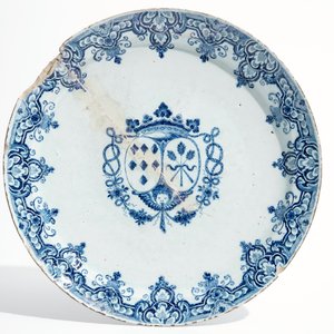 Zeven blauwwitte Delftse borden en een grote wapenschotel, 17/18e eeuw — foto 2