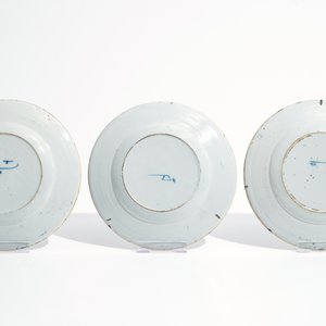 Zeven blauwwitte Delftse borden en een grote wapenschotel, 17/18e eeuw — foto 7