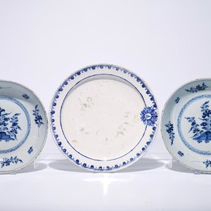 Zeven blauwwitte schotels in Delfts en Frans aardewerk, 18e eeuw — foto 4
