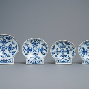 Zeven Chinese blauw-witte en Imari-stijl schelpvormige schotels, Kangxi — foto 4