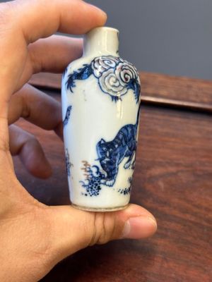 Zeven Chinese blauw-witte en koperrode snuifflessen, Yongle en Yongzheng merk, 19e eeuw — foto 17