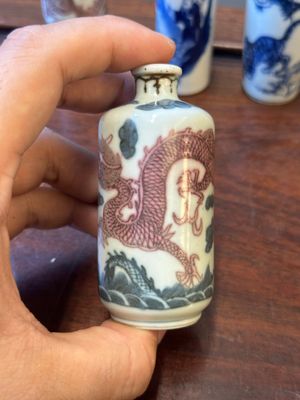 Zeven Chinese blauw-witte en koperrode snuifflessen, Yongle en Yongzheng merk, 19e eeuw — foto 36