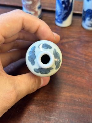 Zeven Chinese blauw-witte en koperrode snuifflessen, Yongle en Yongzheng merk, 19e eeuw — foto 39