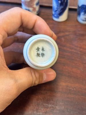 Zeven Chinese blauw-witte en koperrode snuifflessen, Yongle en Yongzheng merk, 19e eeuw — foto 40