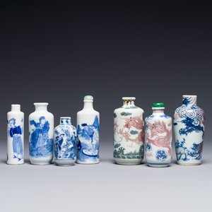 Zeven Chinese blauw-witte en koperrode snuifflessen, Yongle en Yongzheng merk, 19e eeuw — foto 1