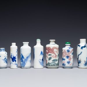 Zeven Chinese blauw-witte en koperrode snuifflessen, Yongle en Yongzheng merk, 19e eeuw — foto 3