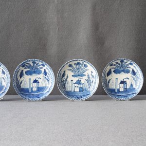 Zeven Chinese blauw-witte koppen en schotels, Kangxi — foto 16
