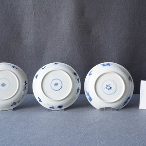 Zeven Chinese blauw-witte koppen en schotels, Kangxi — foto 18
