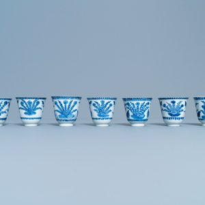 Zeven Chinese blauw-witte koppen en schotels, Kangxi — foto 6