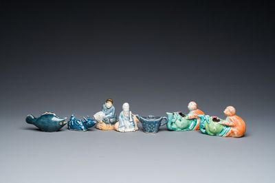 Zeven Chinese blauw-witte, monochrome en famille rose waterdruppelaars, Qianlong en later
