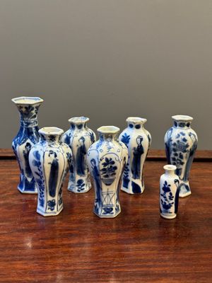 Zeven Chinese blauw-witte vazen met 'Lange Lijzen', Kangxi — foto 1