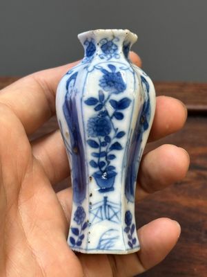 Zeven Chinese blauw-witte vazen met 'Lange Lijzen', Kangxi — foto 18
