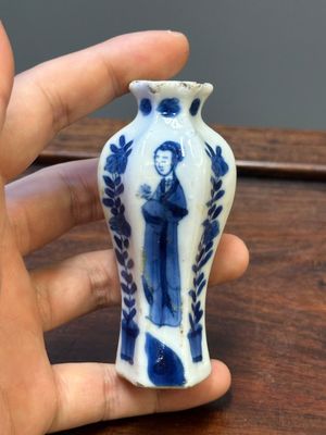 Zeven Chinese blauw-witte vazen met 'Lange Lijzen', Kangxi — foto 7