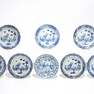 Zeven Chinese blauwwitte borden met figurendecor, Kangxi/Yongzheng — foto 1