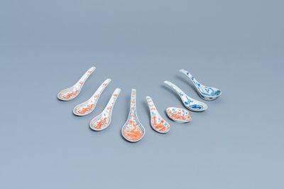 Zeven Chinese famille rose en blauw-witte lepels en een schoteltje met draken, 19/20e eeuw