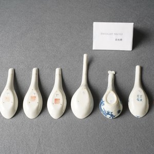 Zeven Chinese famille rose en blauw-witte lepels en een schoteltje met draken, 19/20e eeuw — foto 7