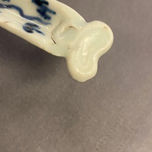 Zeven Chinese famille rose en blauw-witte lepels en een schoteltje met draken, 19/20e eeuw — foto 10
