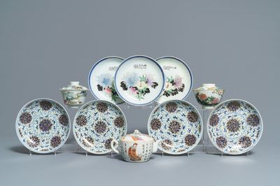 Zeven Chinese famille rose en doucai borden, twee dekselkommen en een 'Wu Shuang Pu' theepot, 19/20e eeuw