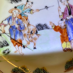 Zeven Chinese famille rose koppen en schotels met mandarijns decor, Qianlong — foto 12