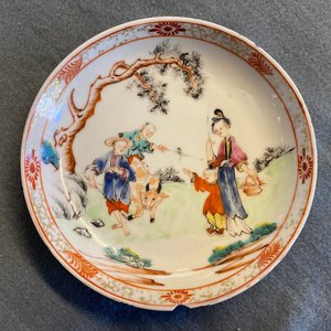 Zeven Chinese famille rose koppen en schotels met mandarijns decor, Qianlong — foto 15