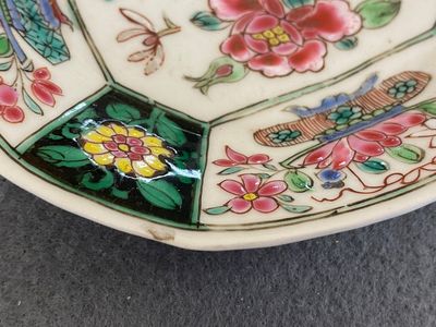 Zeven Chinese famille rose koppen en schotels, Yongzheng/Qianlong — foto 11