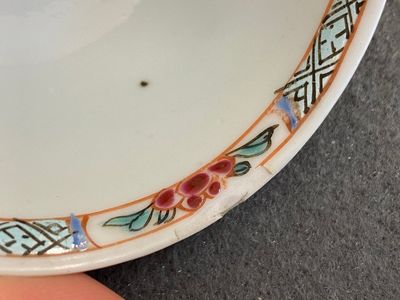 Zeven Chinese famille rose koppen en schotels, Yongzheng/Qianlong — foto 16